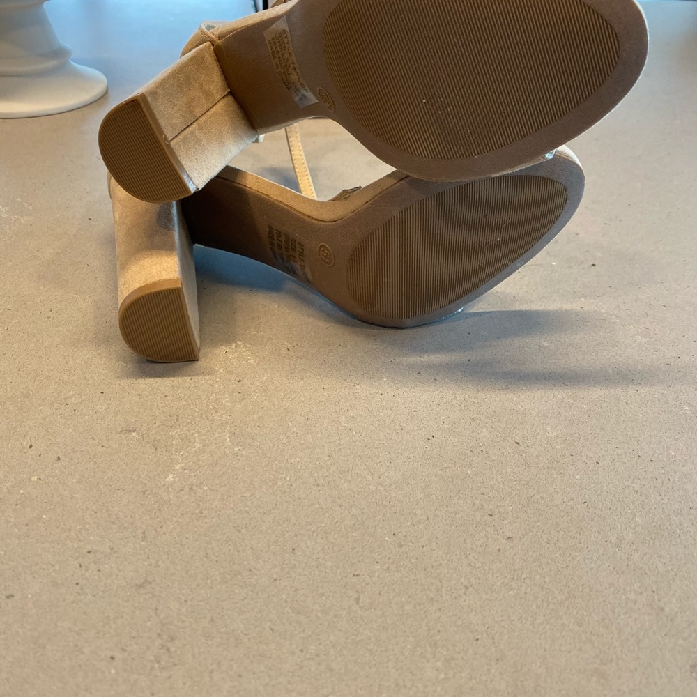 Cream open toe pumps - Picture 3 of 5